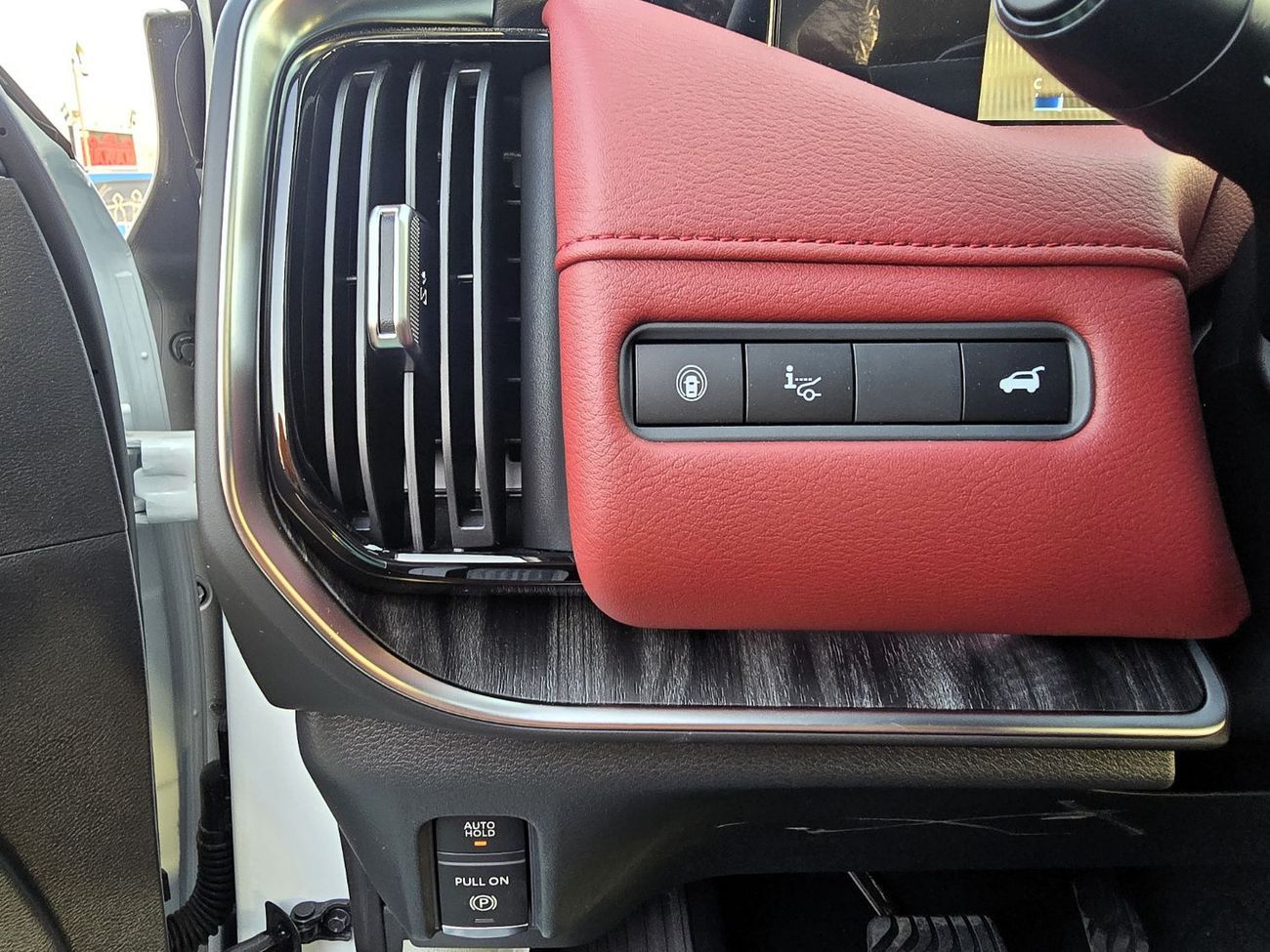 نيسان باترول Nissan Patrol Platinum SE 3.8L Petrol 4WD Gcc  white insid red 2026 Model