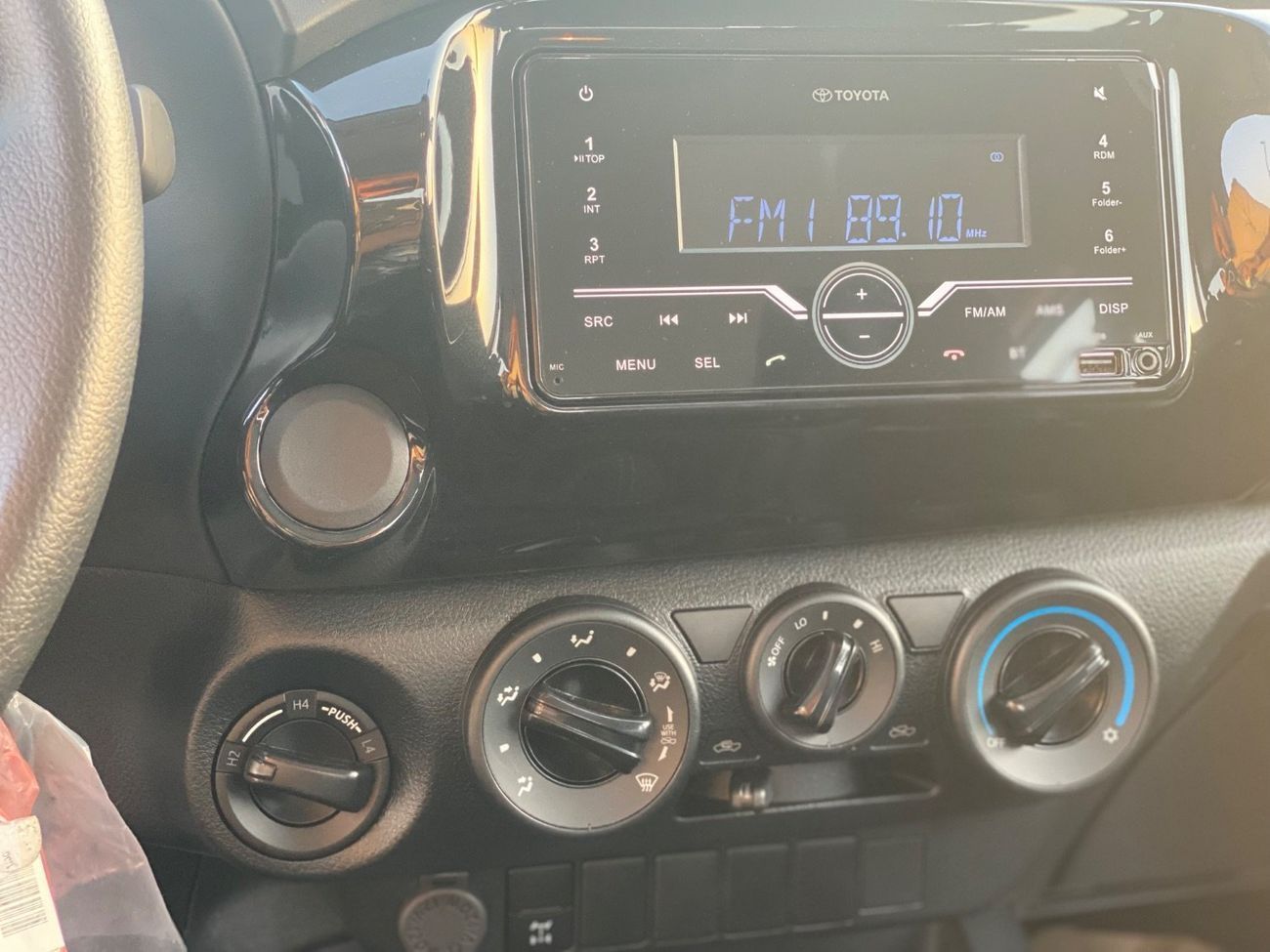 Toyota Hilux With Diﬀerential Lock  4X4  DIESEL . MANUAL  2.4 Diesel TRANSMISSION Model 2025