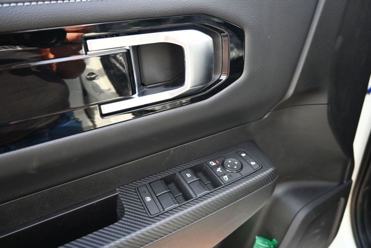 ميتسوبيشي L200 ميتسوبيشي L200 موديل 2024 ناقل الحركة بنزين يدوي ابيض من الخارج اسود من الداخل