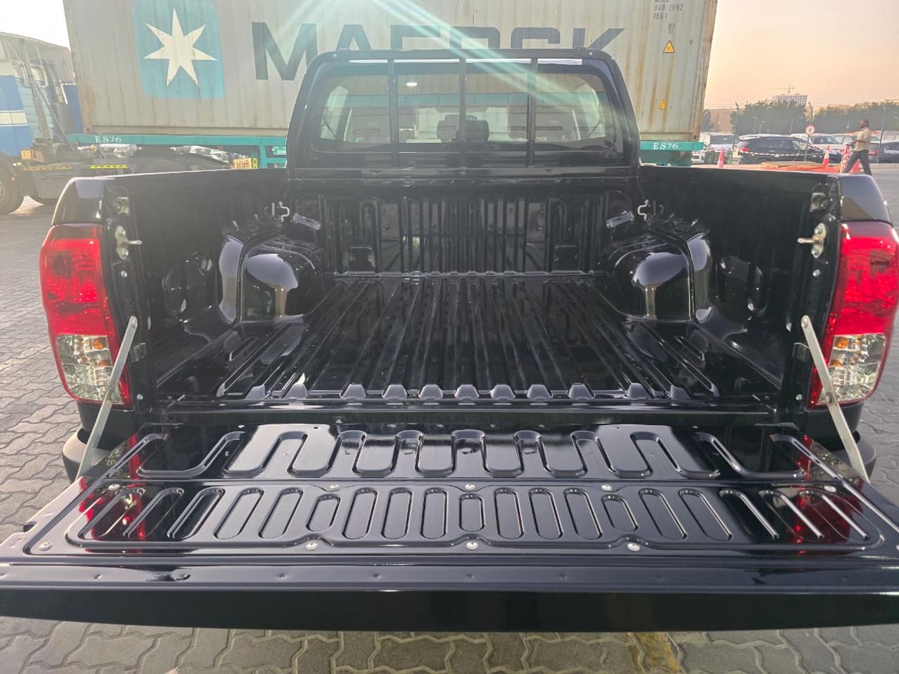 تويوتا هيلوكس Toyota Hilux 2.7L 2025 AT DC Mid Black Petrol (Export Only Africa)