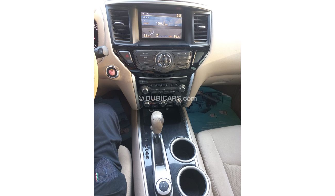 Nissan Pathfinder NISSAN_PATHFINDER_2014_CLEAN_NO_ACCIDANTS_GOLD