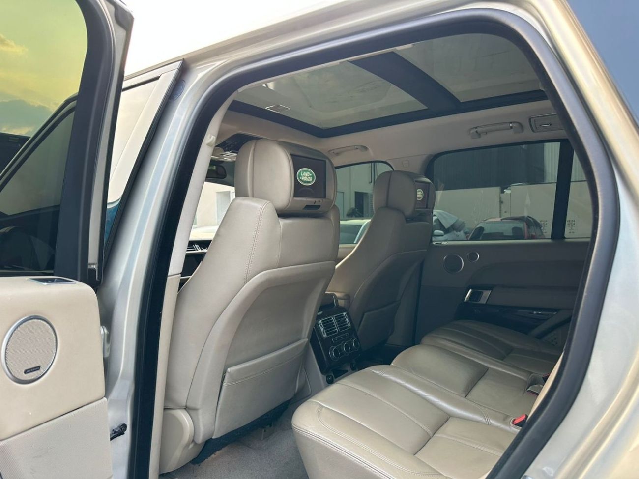 Land Rover Range Rover HSE 5.0L - 2014 - V8 - 375 HP - GCC Specs - One Owner - Perfect Condition - Full Service History