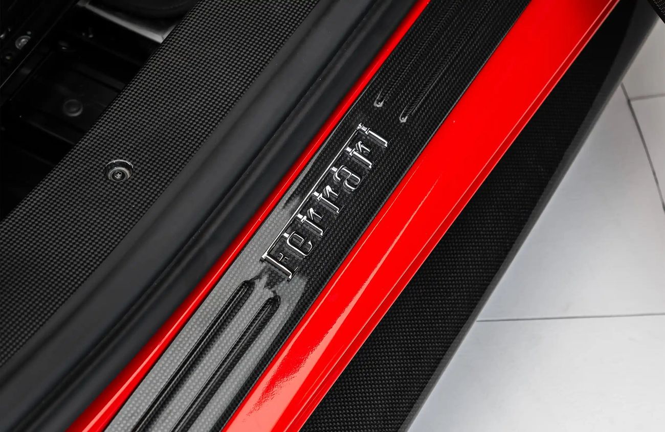 فيراري 488 بيستا سبايدر 3.9L V8 Twin-Turbocharged Engine