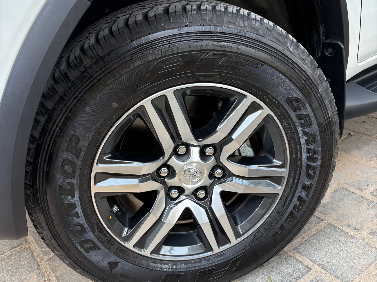 Toyota Fortuner 4WD 2.7L 7SEATS AUT.