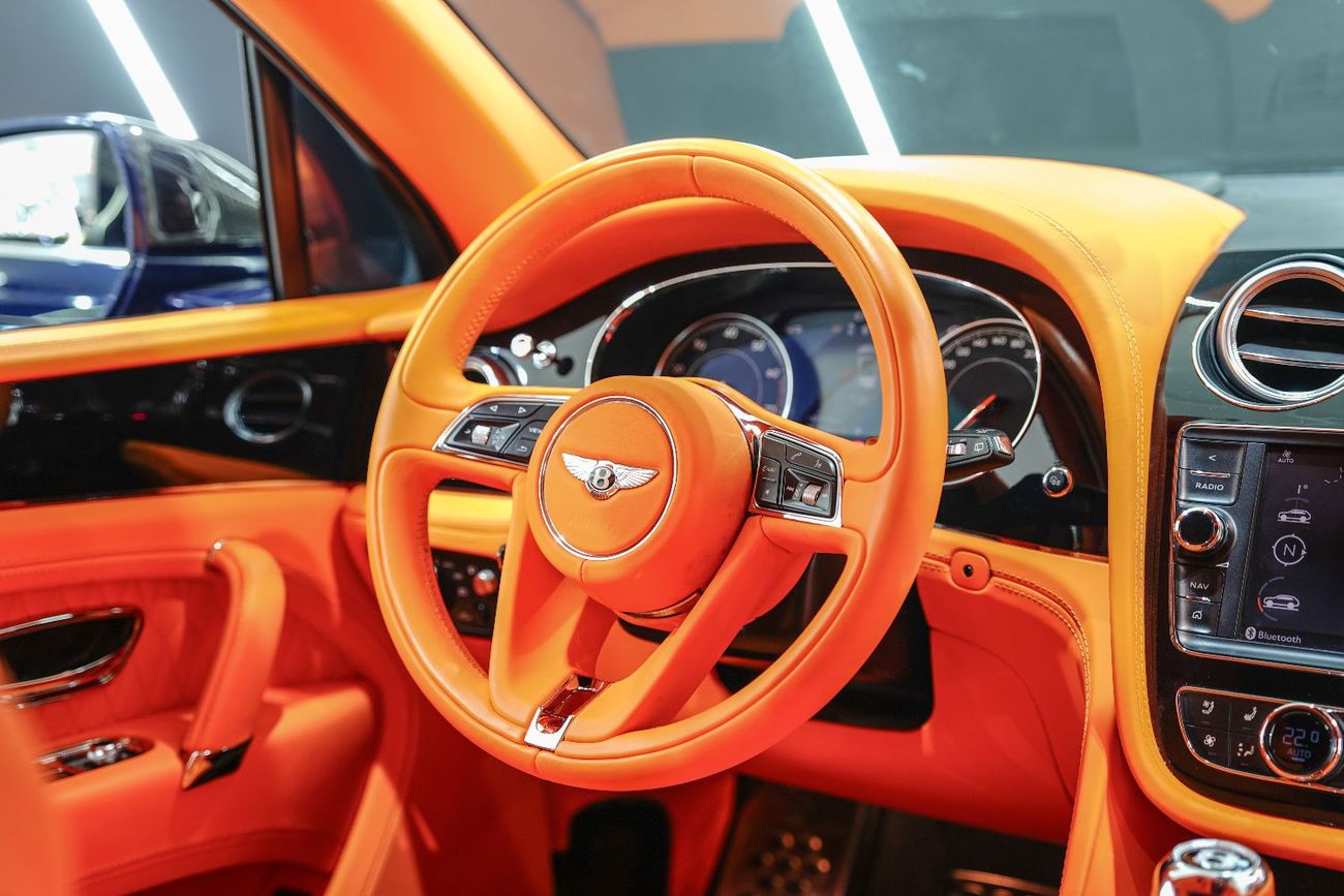 بنتلي بينتايجا W12, Carbon Fiber Body Kit, Panoramic Roof, Starlight Headliner, GCC Specs!!