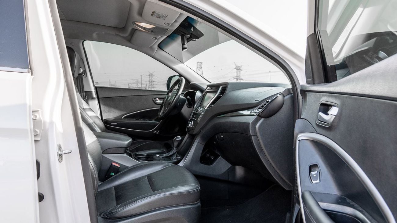 Hyundai Santa Fe 2016 Hyundai Santa Fe 3.3L AT Petrol (White)