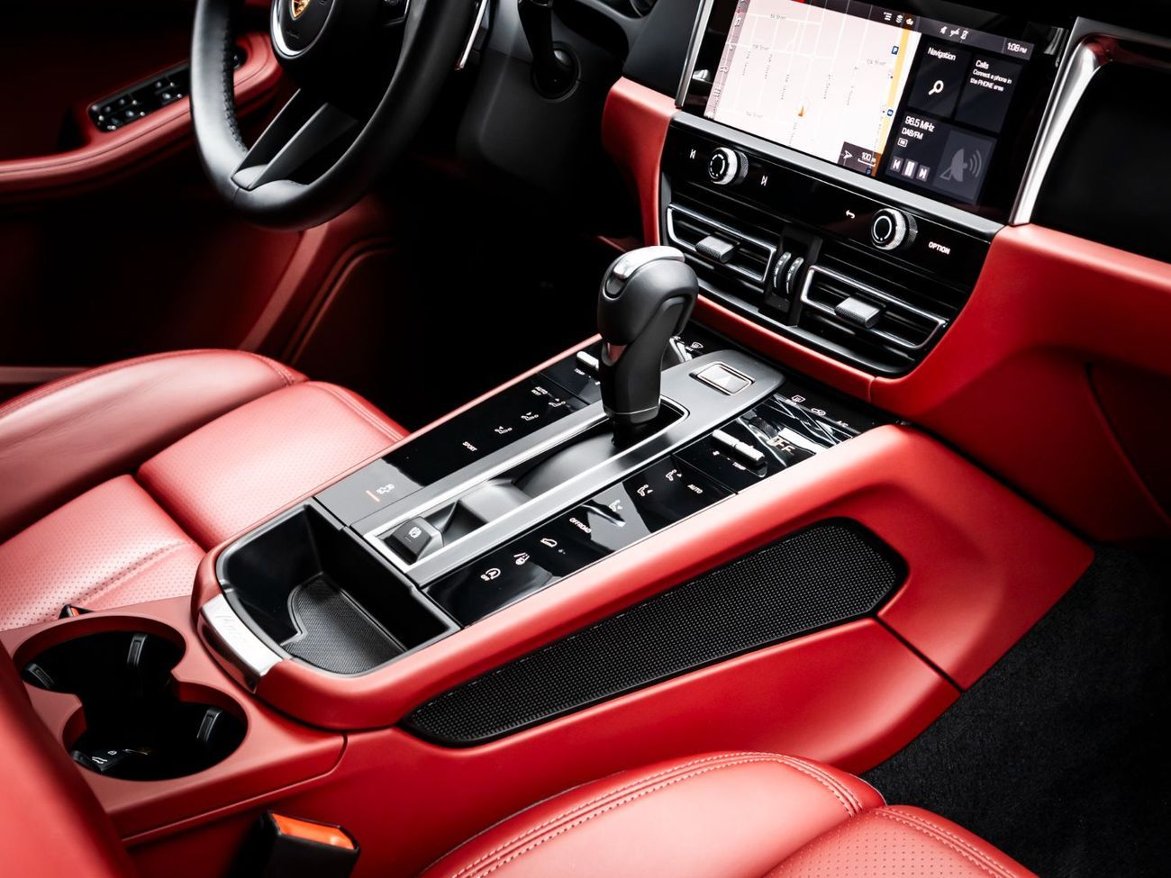 Porsche Macan Std 2.0L (252 HP) 2024 Porsche Macan, 2027 Porsche Warranty, Full Service History, Low KMs, GCC