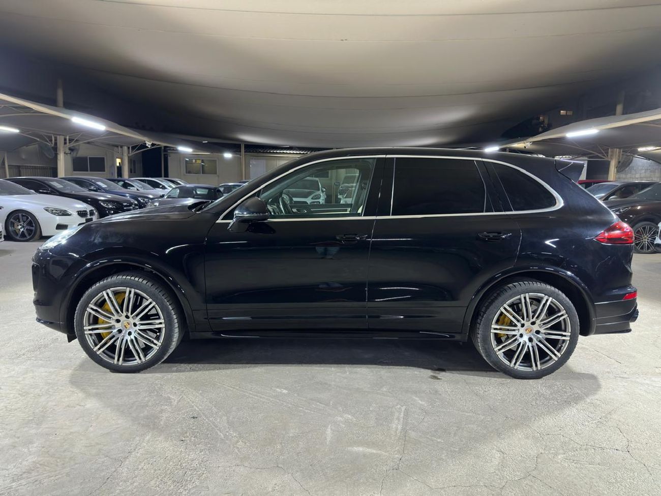 Porsche Cayenne Turbo S 4.8L (570 HP) 2016 | CARBON CERAMIC BRAKES (PCCB) | CARBON INTERIOR PACKAGE | SUNROOF