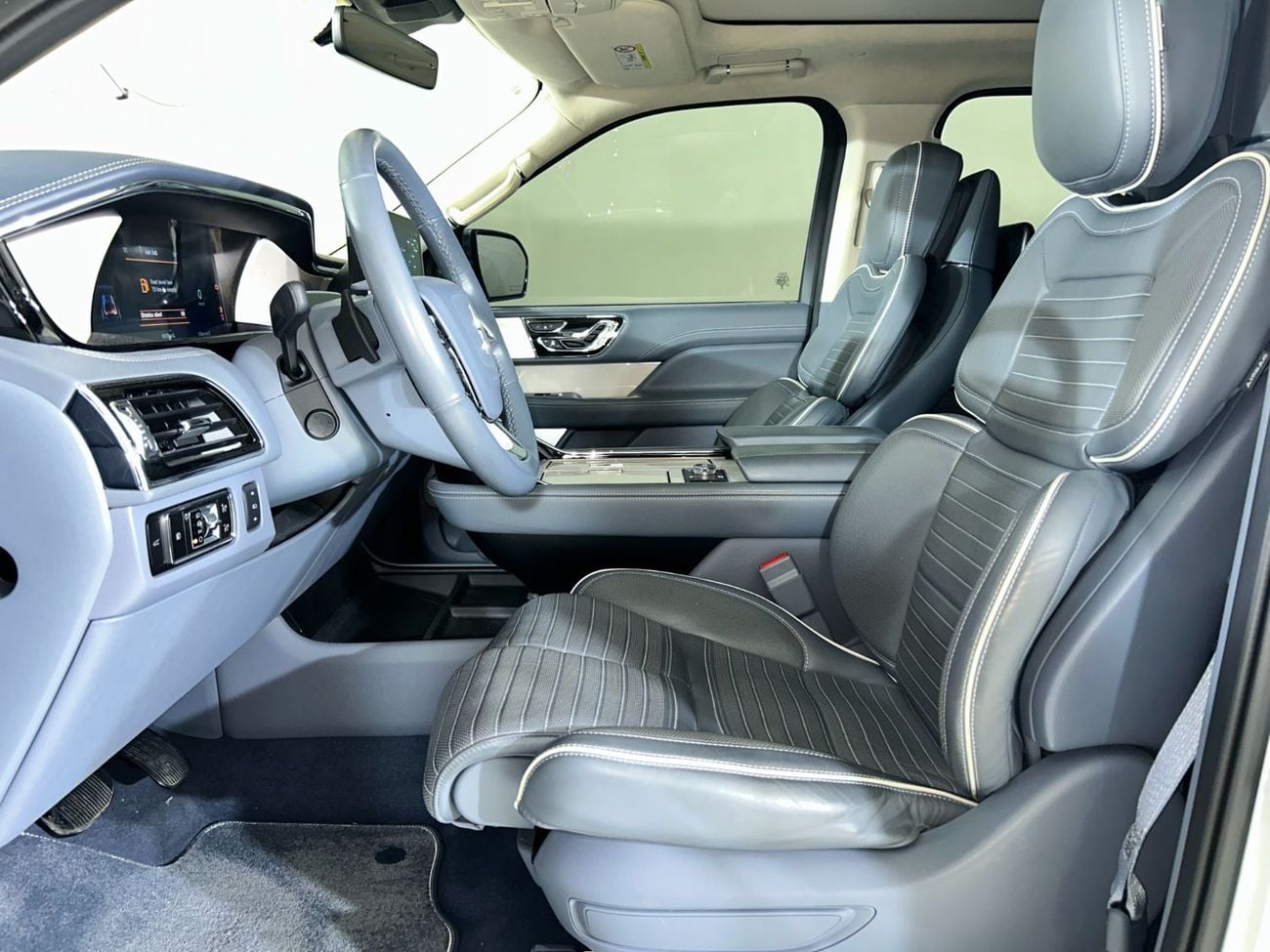 لينكولن نافيجاتور بريزيدنشيال NV-N1923L/AL TAYER MOTORS/ AL QOUZ SHOWROOM