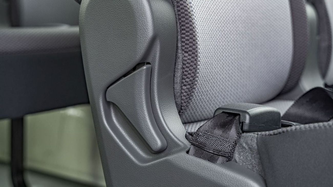 Toyota Hiace DLS -High Roof Commuter 2.8L M/T