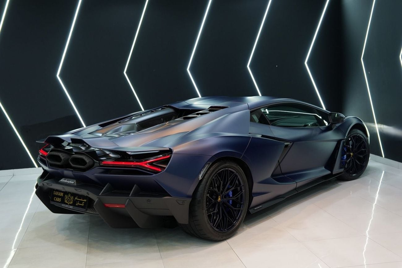 لامبورغيني ريفويلتو Standard Carbon Fiber Interior, Hybrid V12, 700 KM Only, Dealer Warranty!!