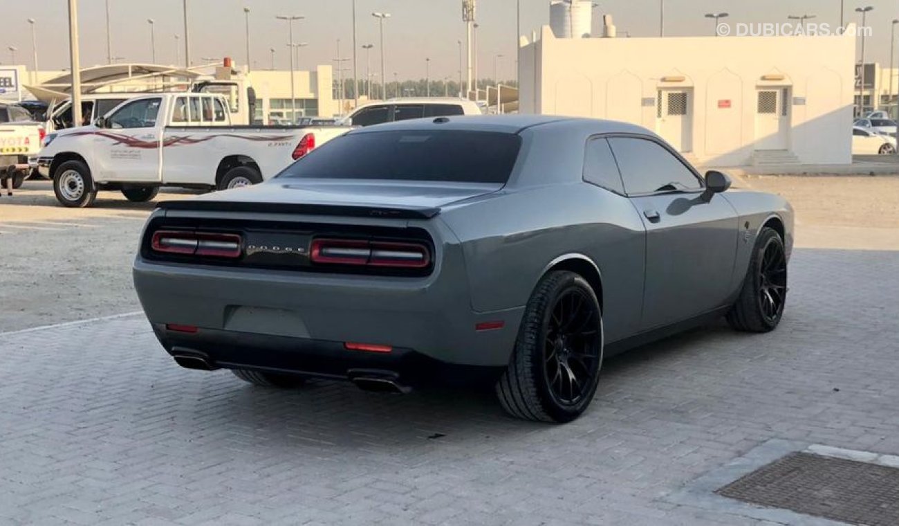 دودج تشالينجر Dodge Challenger RT with a hemi machine, a complete service on it, a cement color top clean, ready f