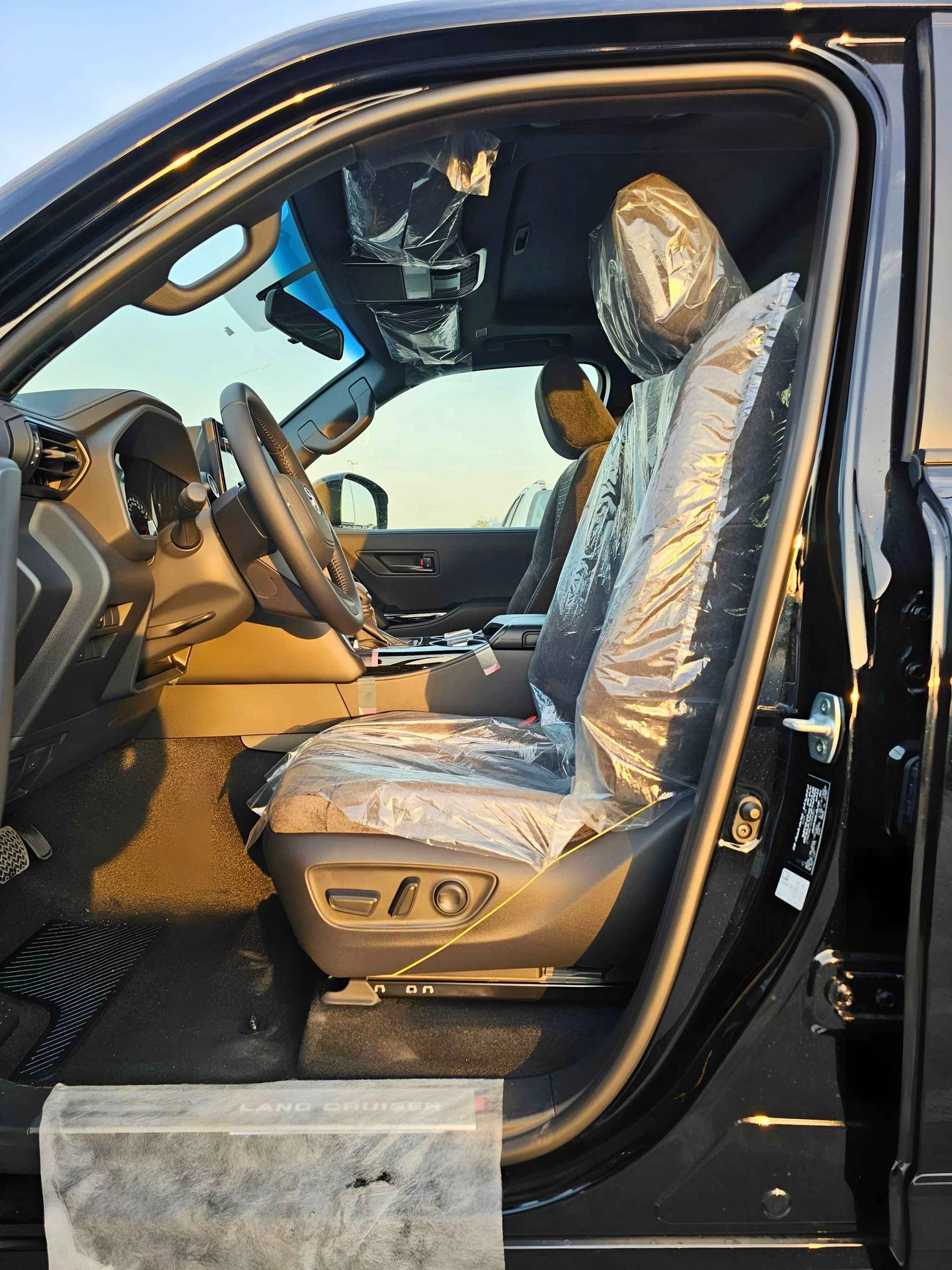 تويوتا لاند كروزر LC300 GXR / 4.0L V6 PETROL / DRIVER PWR SEAT / SUNROOF / CODE # 69075