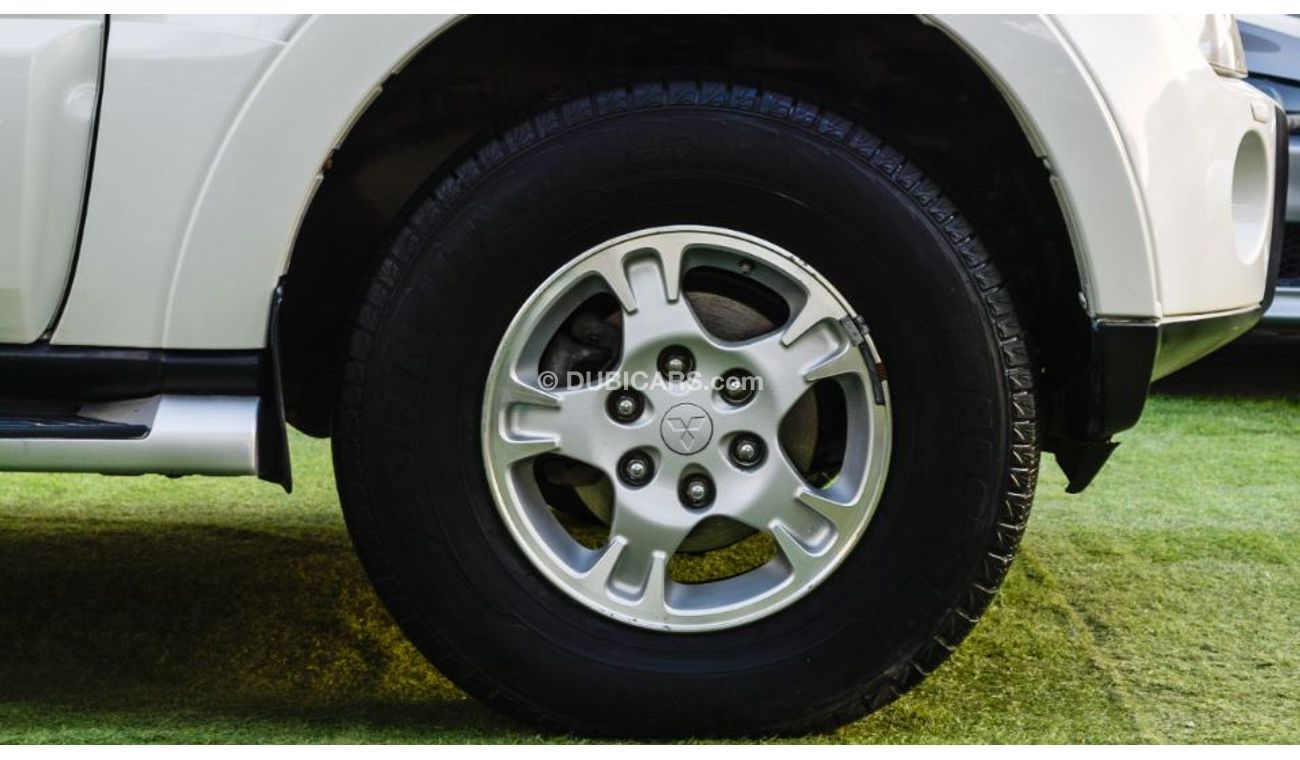 ميتسوبيشي باجيرو خليجى موديل 2007 صبغ وكاله لون ابيض داخل بيج رقم واحد فتحه مثبت تحكم خشب رنجات حساسات بحاله ممتا زه