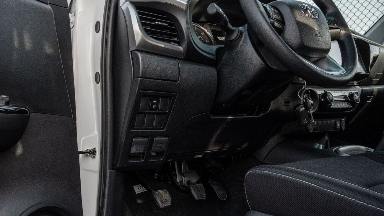 تويوتا هيلوكس 2025 Toyota Hilux SGLX 2.4L MT Diesel (White-Black)