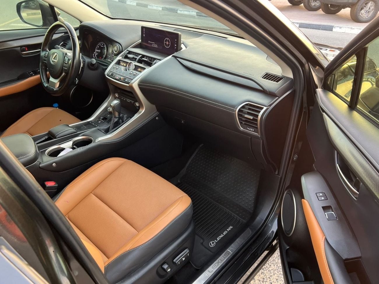 لكزس NX200t لكزس NX تيربو 2020 كاملة المواصفات، محرك 2.0 لتر V4، دفع رباعي، كاميرا خلفية وحساسات، فتحة سقف، مفتا