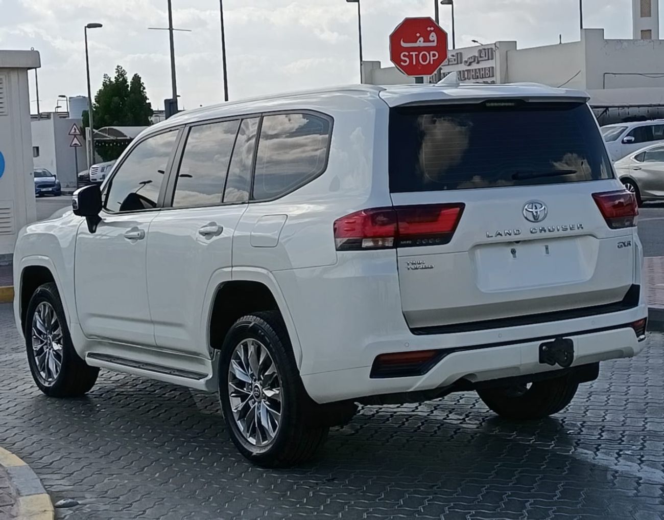 Toyota Land Cruiser GXR 3.5L TWIN TURBO LHD Automatic Petrol 4WD Sunroof Push Start Leather-Electric 7 Seats 5 Doors