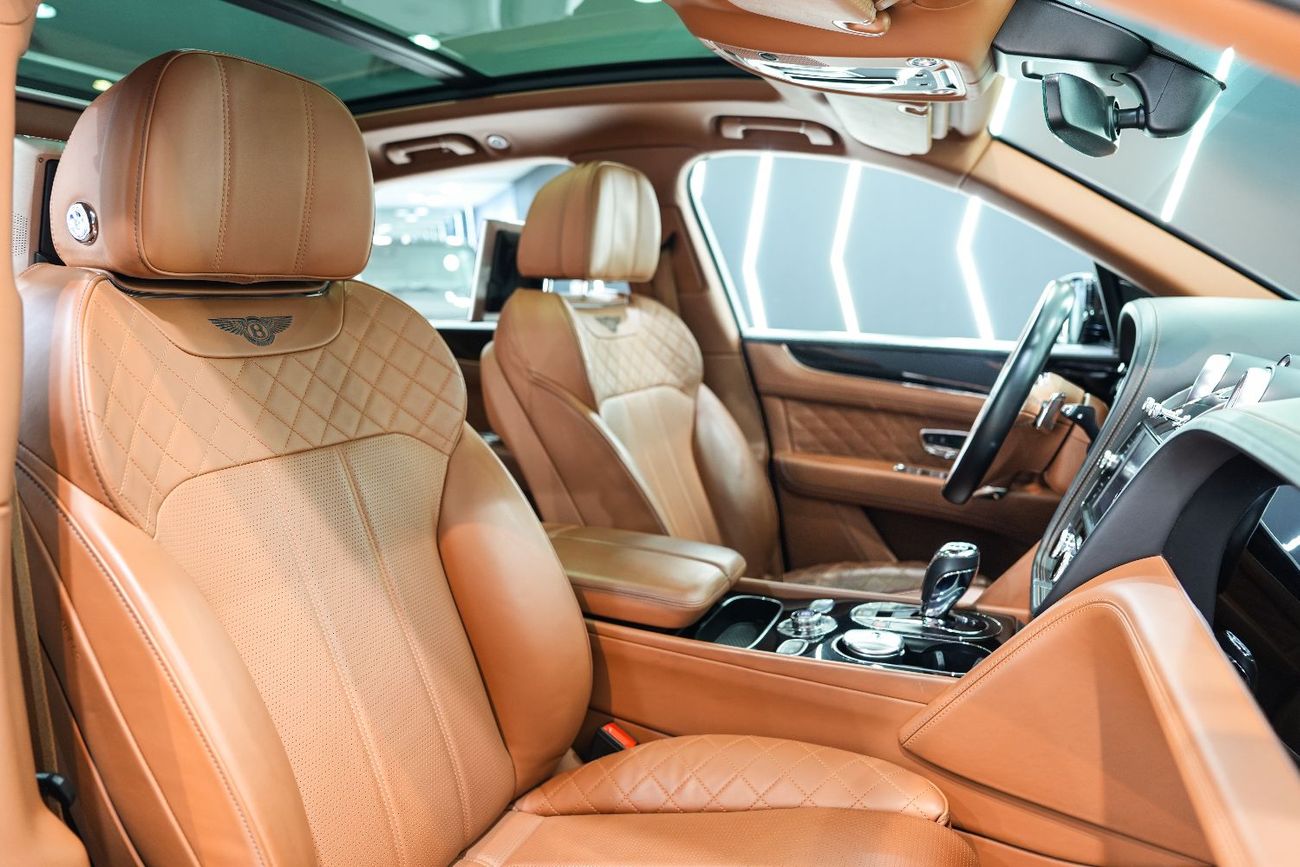 Bentley Bentayga 2018 Bentley Bentayga W12, Carbon Fiber Exterior, Rear-Seat Entertainment/Picnic Tables, GCC Specs!!