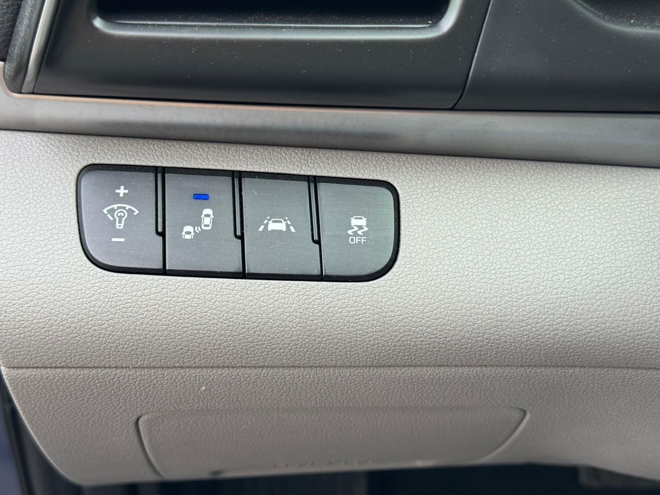 هيونداي إلانترا GLS 2.0L SEL / V4 2.0L / FULL OPTION / SUNROOF / RADAR / ROAD ASSIST / REMOTE START