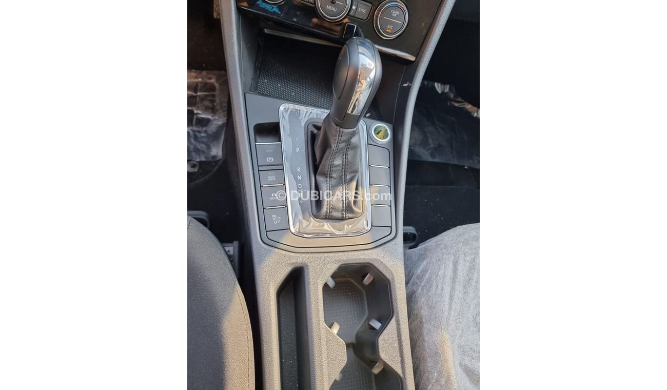 فولكس واجن بورا فولكس فاجن إي بورا كهرباء بالكامل ، بطارية 39.76 كيلو وات في الساعة ، مدى 276 كم ، موديل 2020