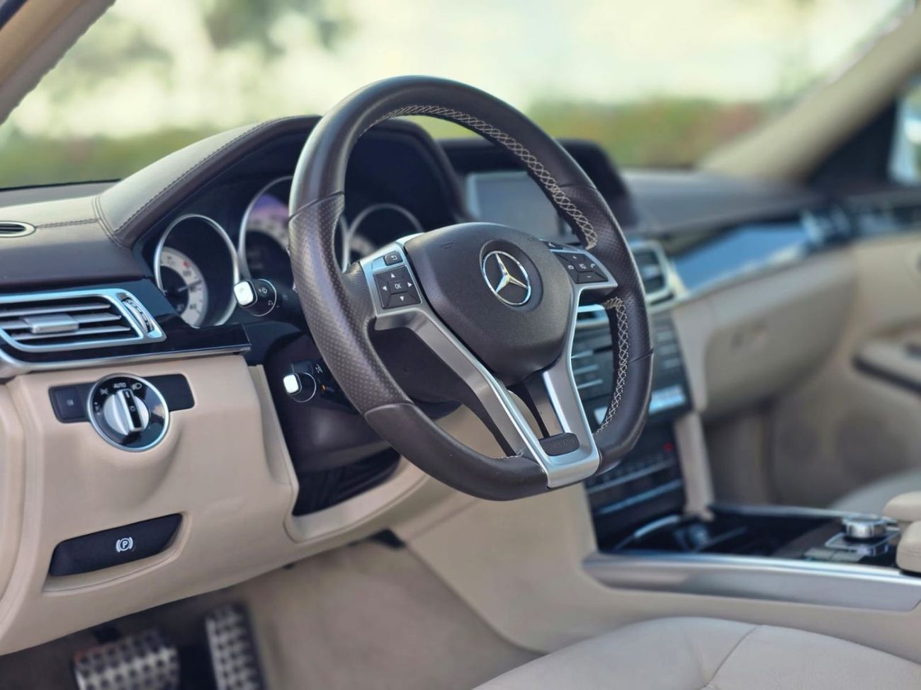 Mercedes-Benz E300 Premium + 2.0L 2016 GCC GARGASH LOW MILEAGE SINGLE OWNER WITH FULL AGENCY SERVICE HISTORY IN MINT CO