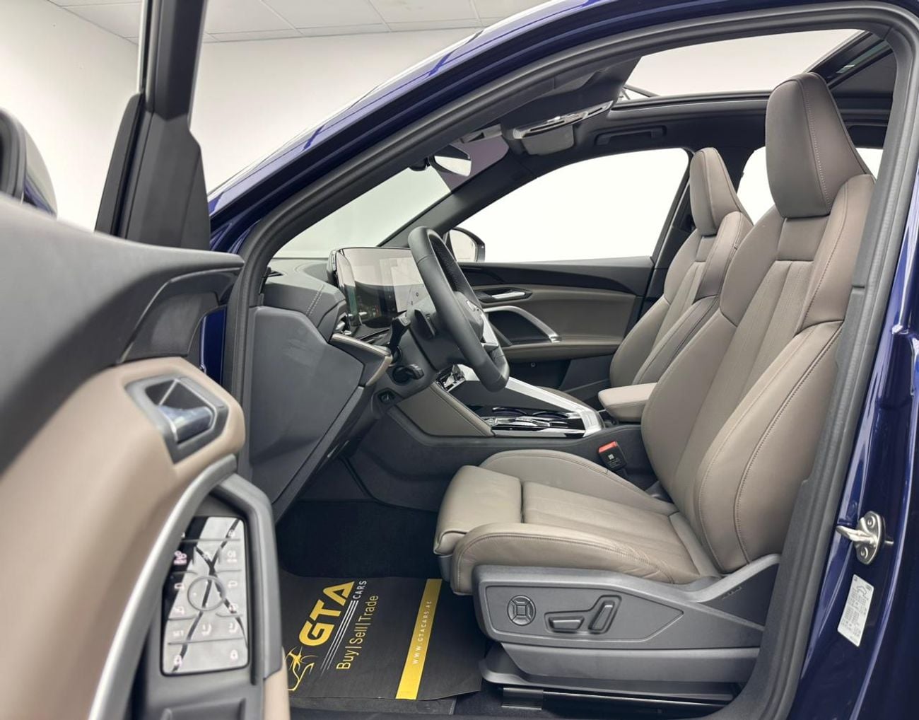 Audi Q5 2025 Audi Q5 S-Line 45 TFSI Quattro, 01/2029 Audi Warranty, 01/2031 Audi Service Contract, GCC