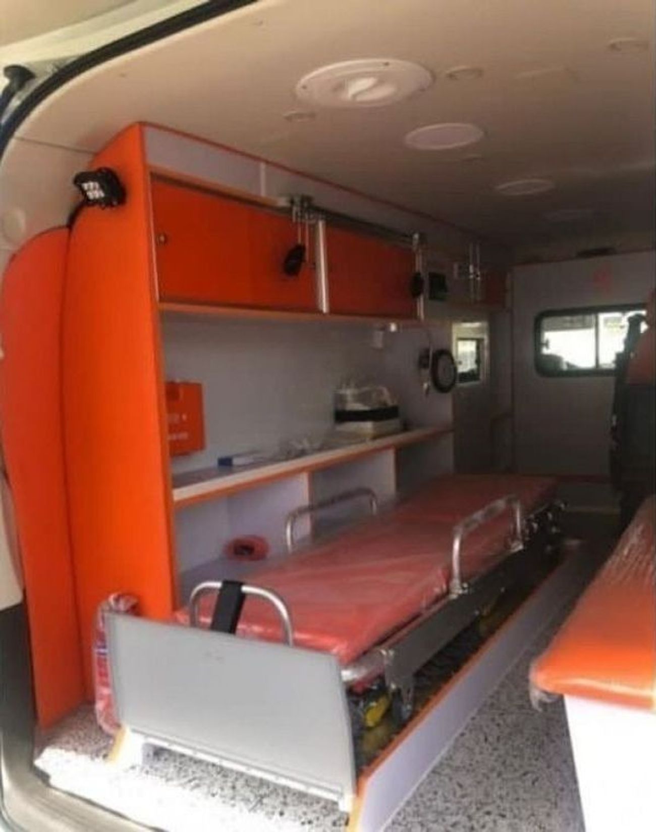 تويوتا هاياس كوميتور GL  سقف عالي كوميتور GL  سقف عالي ambulance full equipment اتوماتيك