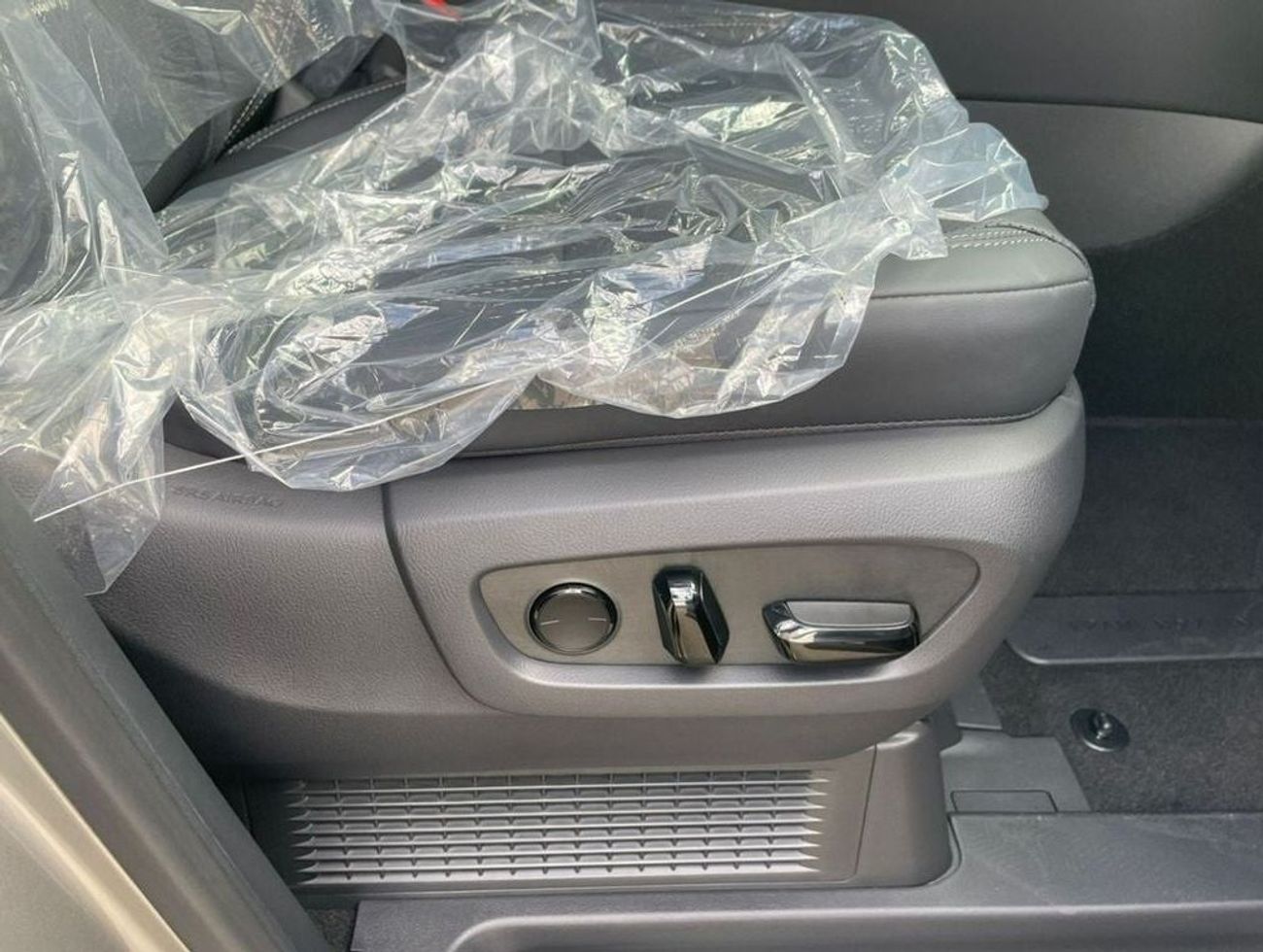 لكزس LM 350h 2.5L Hybrid 4 seater VIP 2024 YM (For export only)