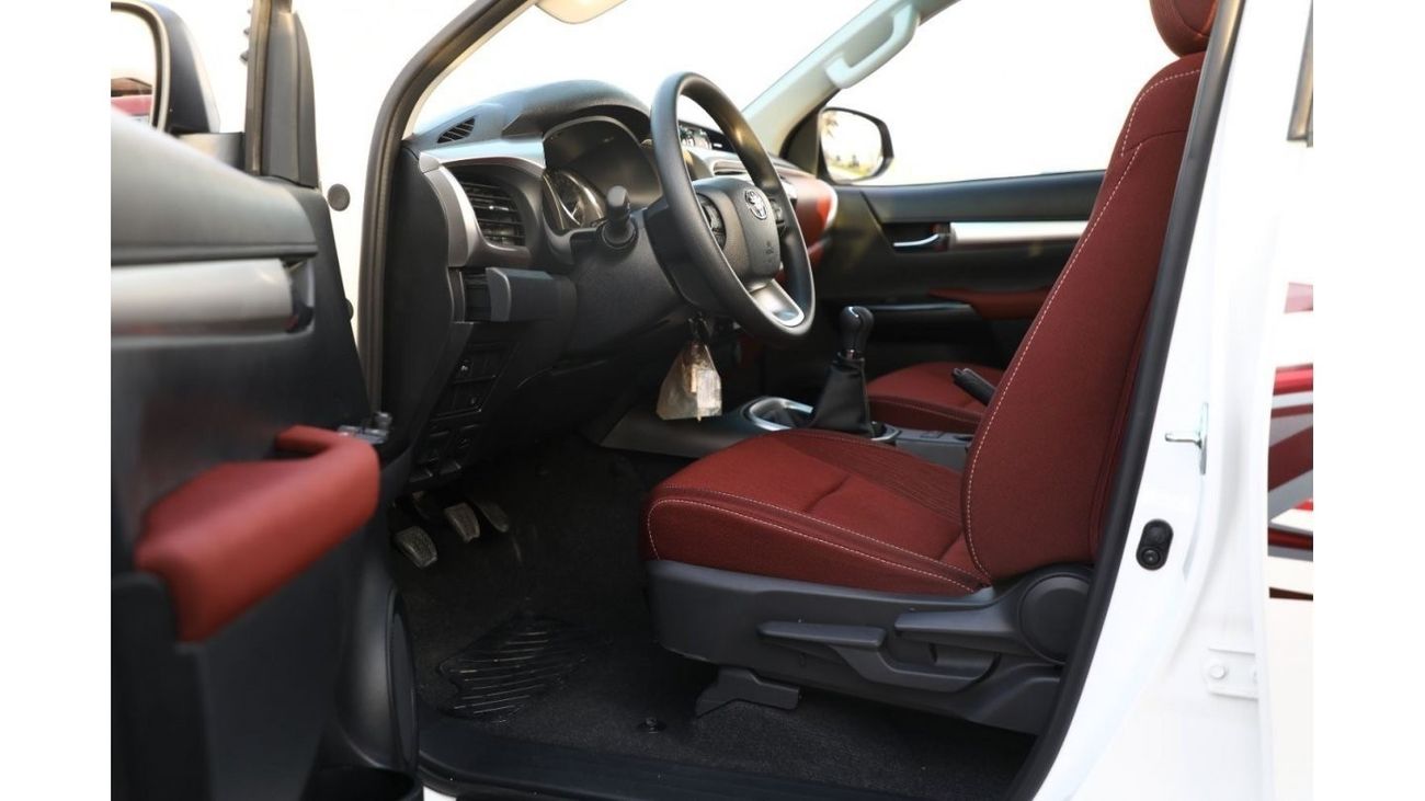 تويوتا هيلوكس تويوتا هيلوكس 4x4 DC 2.8 - 2023 - أبيض سوبر من الداخل عنابي