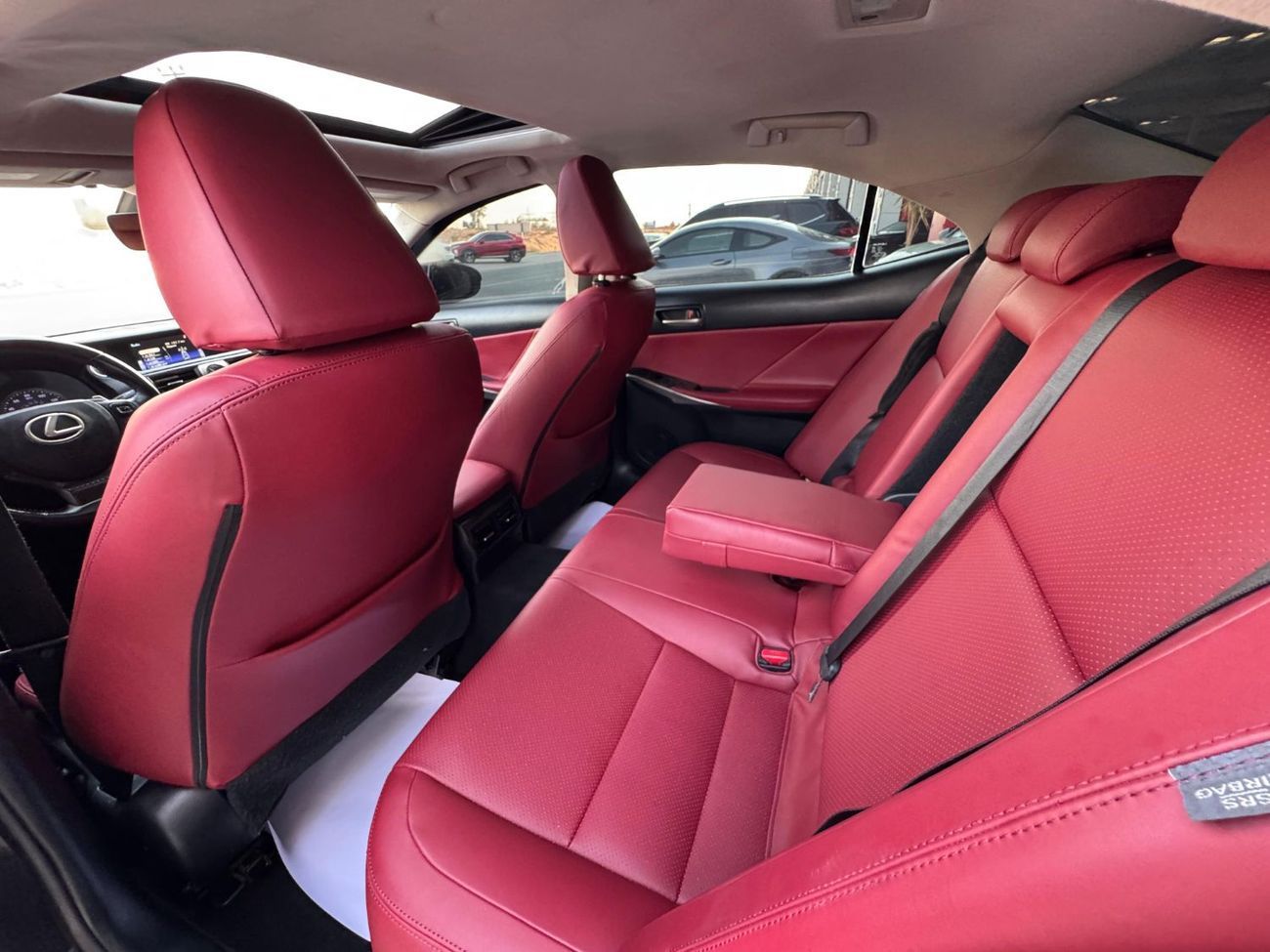 لكزس IS 350 محرك V6 سعة 3.5 لتر / طقم F-SPORT / استهلاك منخفض للموارد / رادار / قراءة المسار / مقاعد تبريد وتدفئ