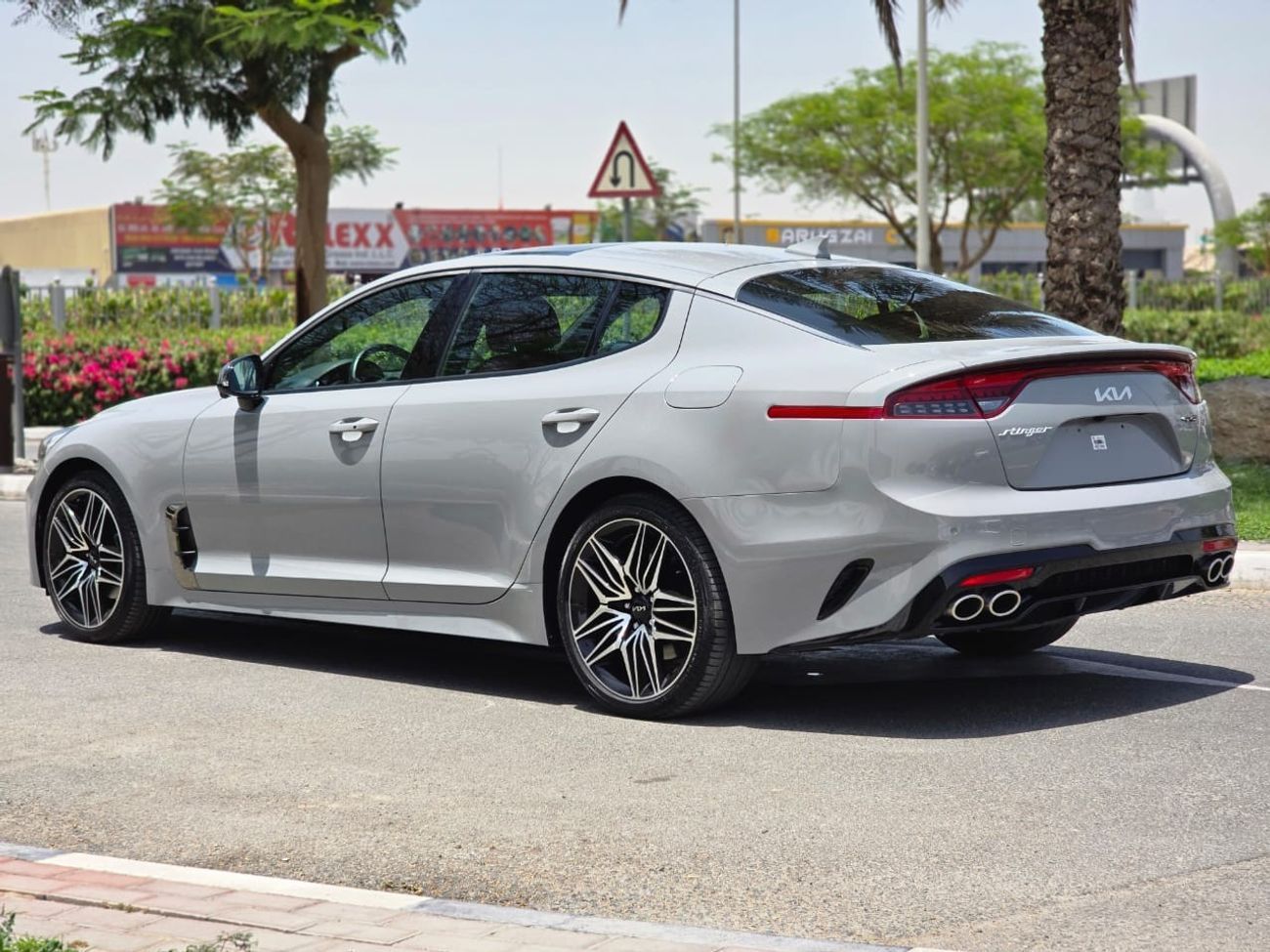 كيا ستينجر Std 2.0L Sportback V4 fully loaded GCC UNDER WARRANTY AND SERVICE CONTACT