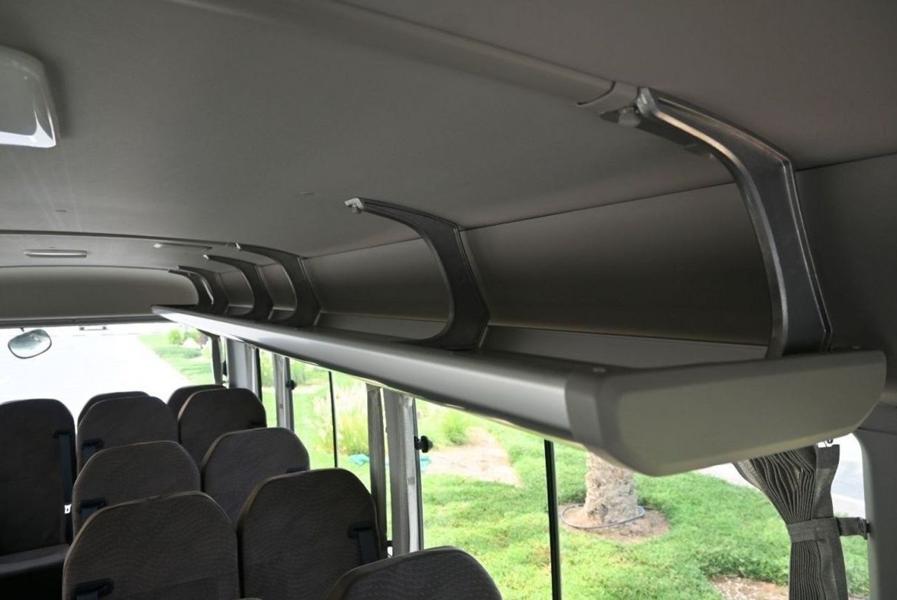 تويوتا كوستر موديل 2023 ديزل 4.2 لتر 22 مقعدا ثلاجة دليل النقل أبيض بالخارج أسود من الداخل