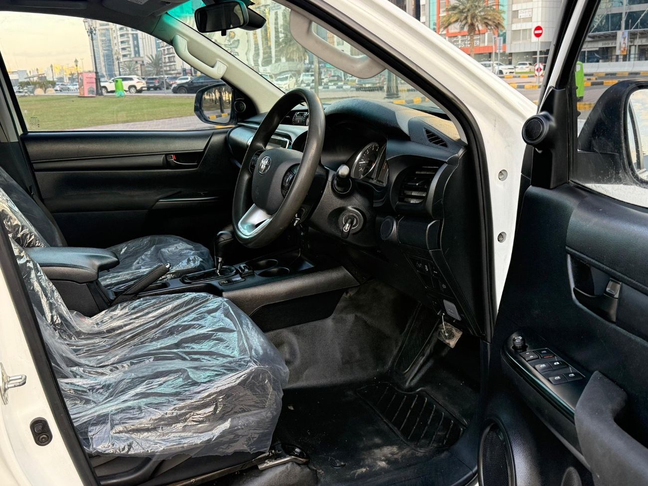 تويوتا هيلوكس Facelift SR Right Hand Drive