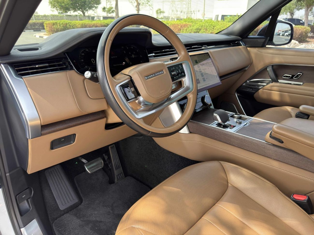 Land Rover Range Rover Autobiography P530 4.4L GCC SPEC NEAT AND CLEAN UNDER WARRANTY AND SERVICE