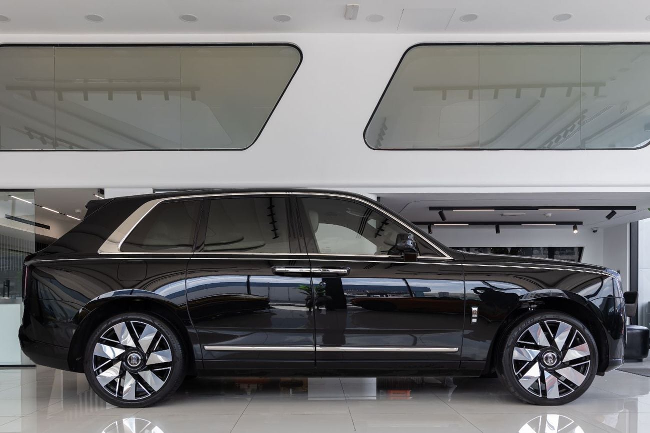 Rolls-Royce Cullinan ROLLS-ROYCE CULLINAN | SILVER BADGE | FULL OPTIONS | BESPOKE SOUND SYSTEM | GCC SPECS | 2025