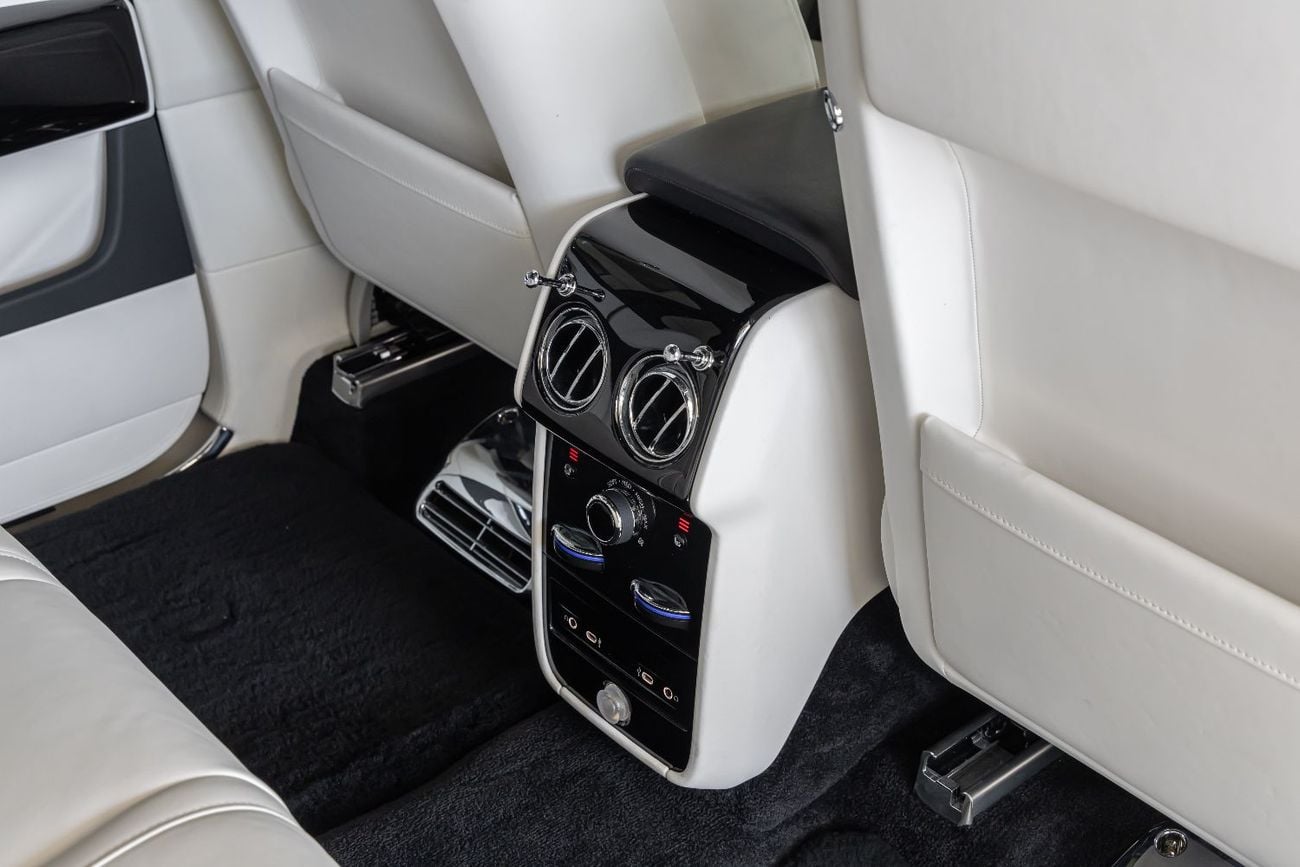 Rolls-Royce Cullinan ROLLS-ROYCE CULLINAN | SILVER BADGE | FULL OPTIONS | BESPOKE SOUND SYSTEM | GCC SPECS | 2025