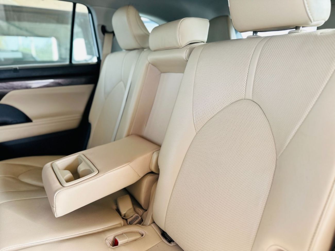 تويوتا هايلاندر 2023 Toyota Highlander VXR - White inside Beige