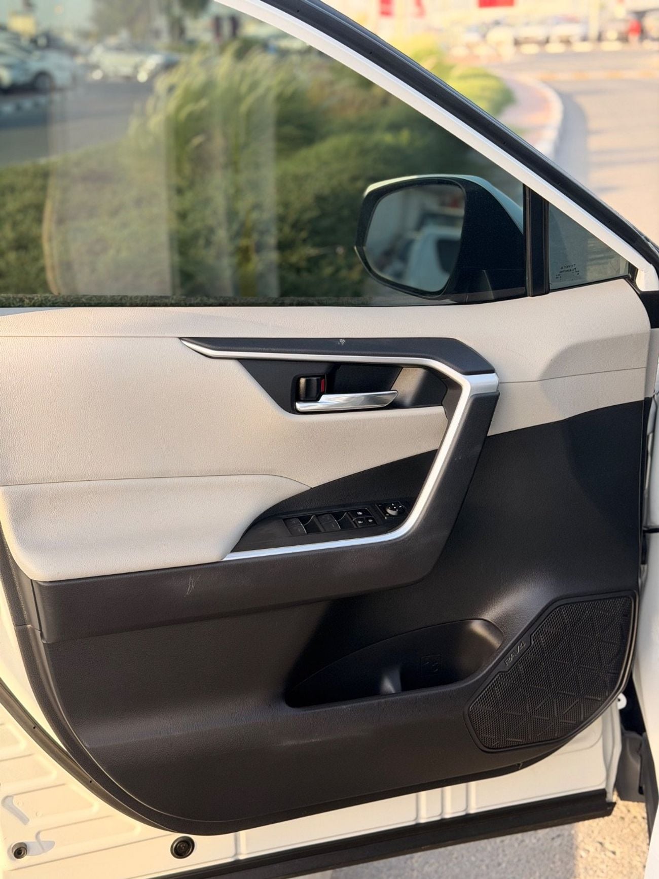 تويوتا راف ٤ XLE 2.5L / sunroof, leather seats/ full option 2023