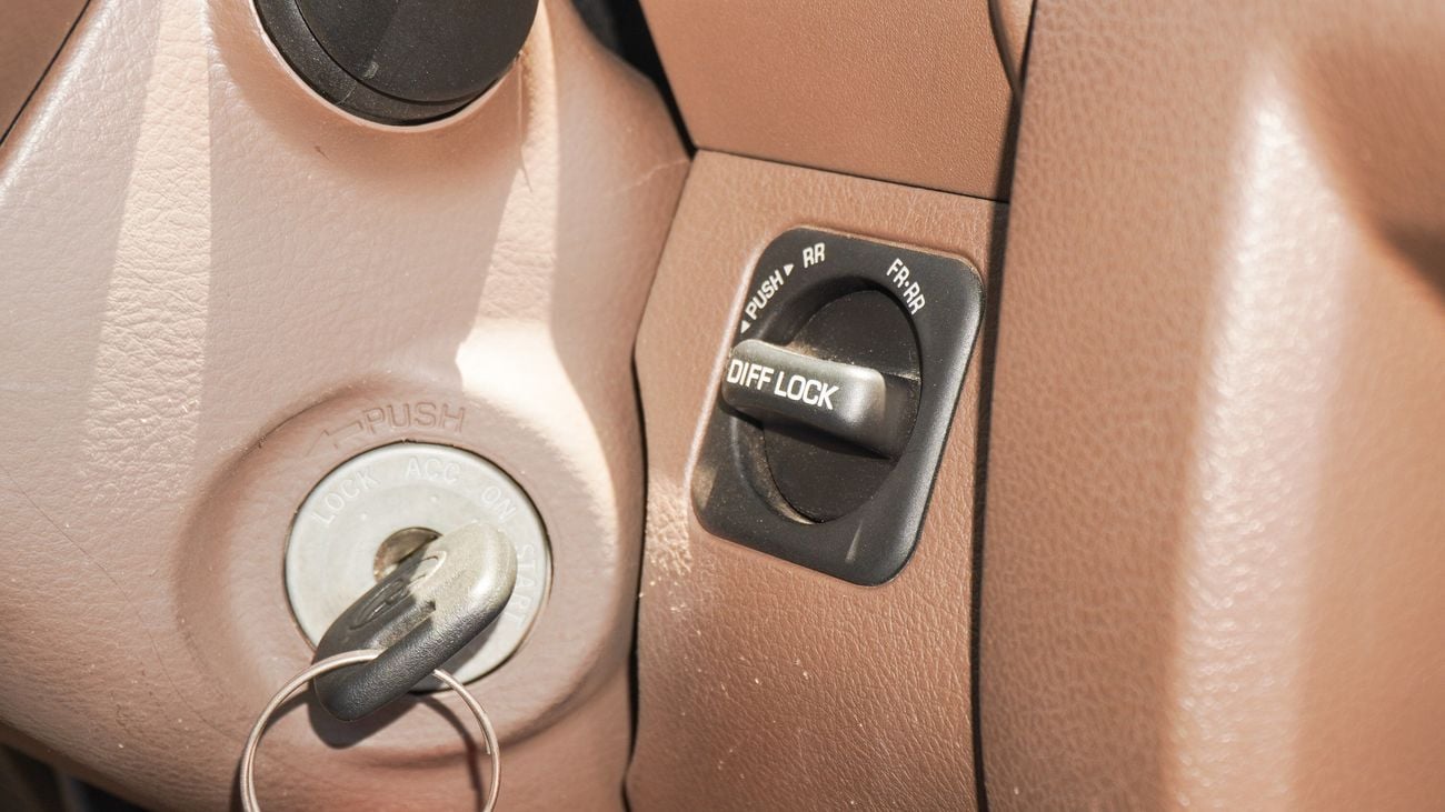 Toyota Land Cruiser Pick Up LX 4.0L V6 SINGLE CABIN M/T