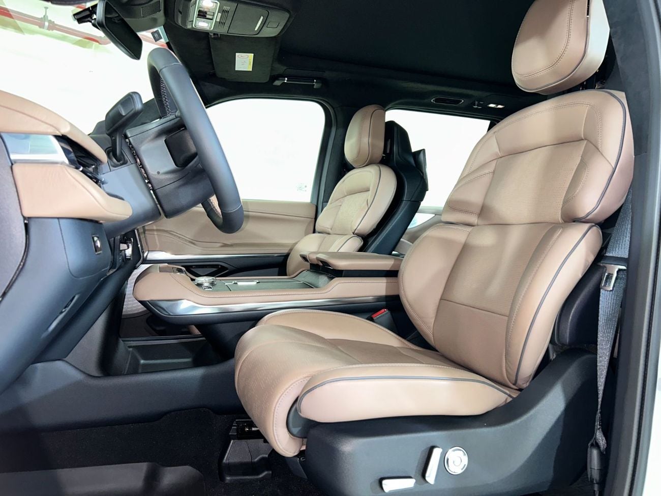 Lincoln Navigator Presidential 3.5L N1925 / AL TAYER MOTORS / AL QOUZ SHOWROOM