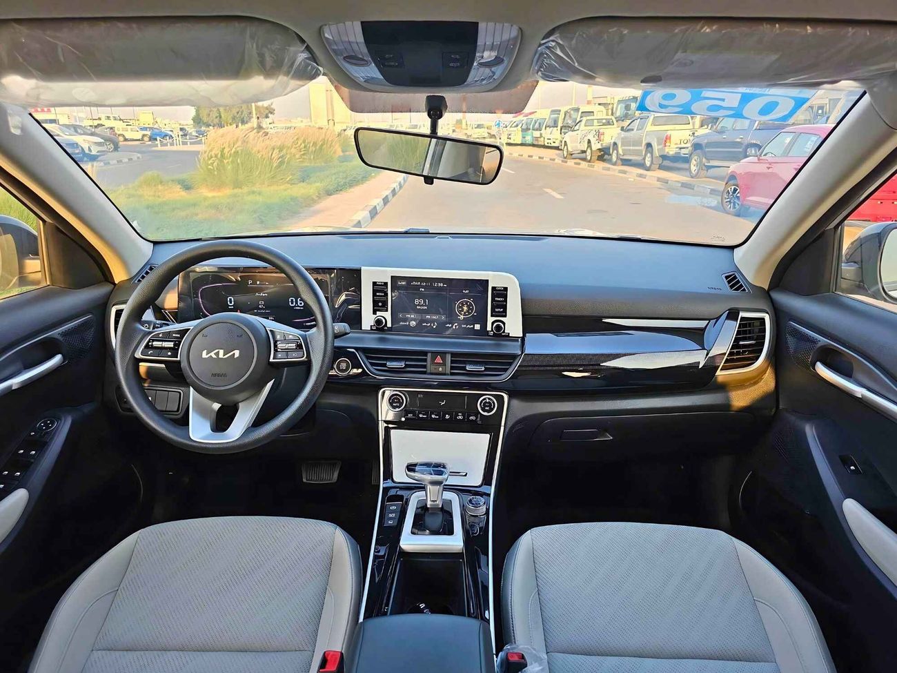 Kia Seltos DUAL TONE, 1.5L V4 PETROL, WITHOUT SUNROOF, DVD+ CAMERA (CODE # 68091)