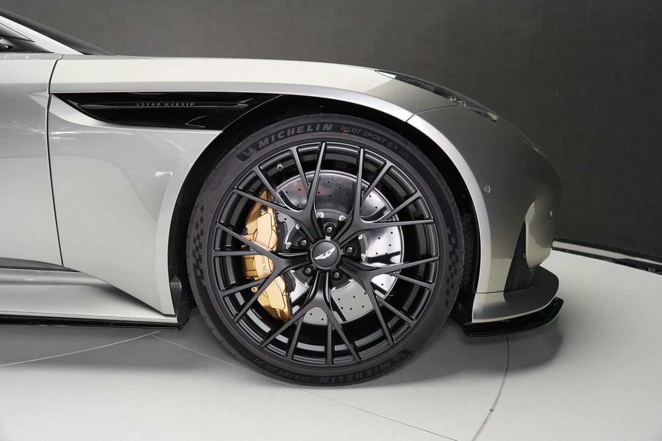 أستون مارتن DB12 VOLANTE V8