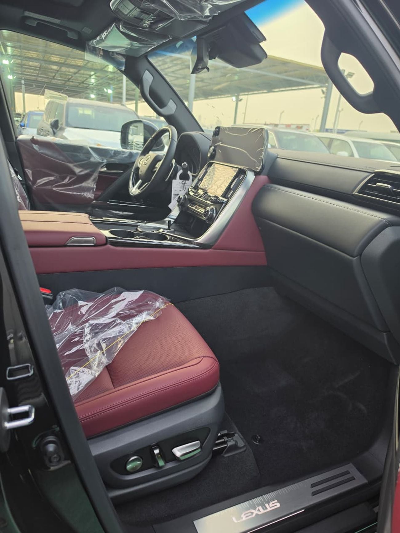 لكزس LX 700h Lexus LX 700h Signature 2026 – فل أوبشن | هايبرد | أسود خارجي | داخلية حمراء