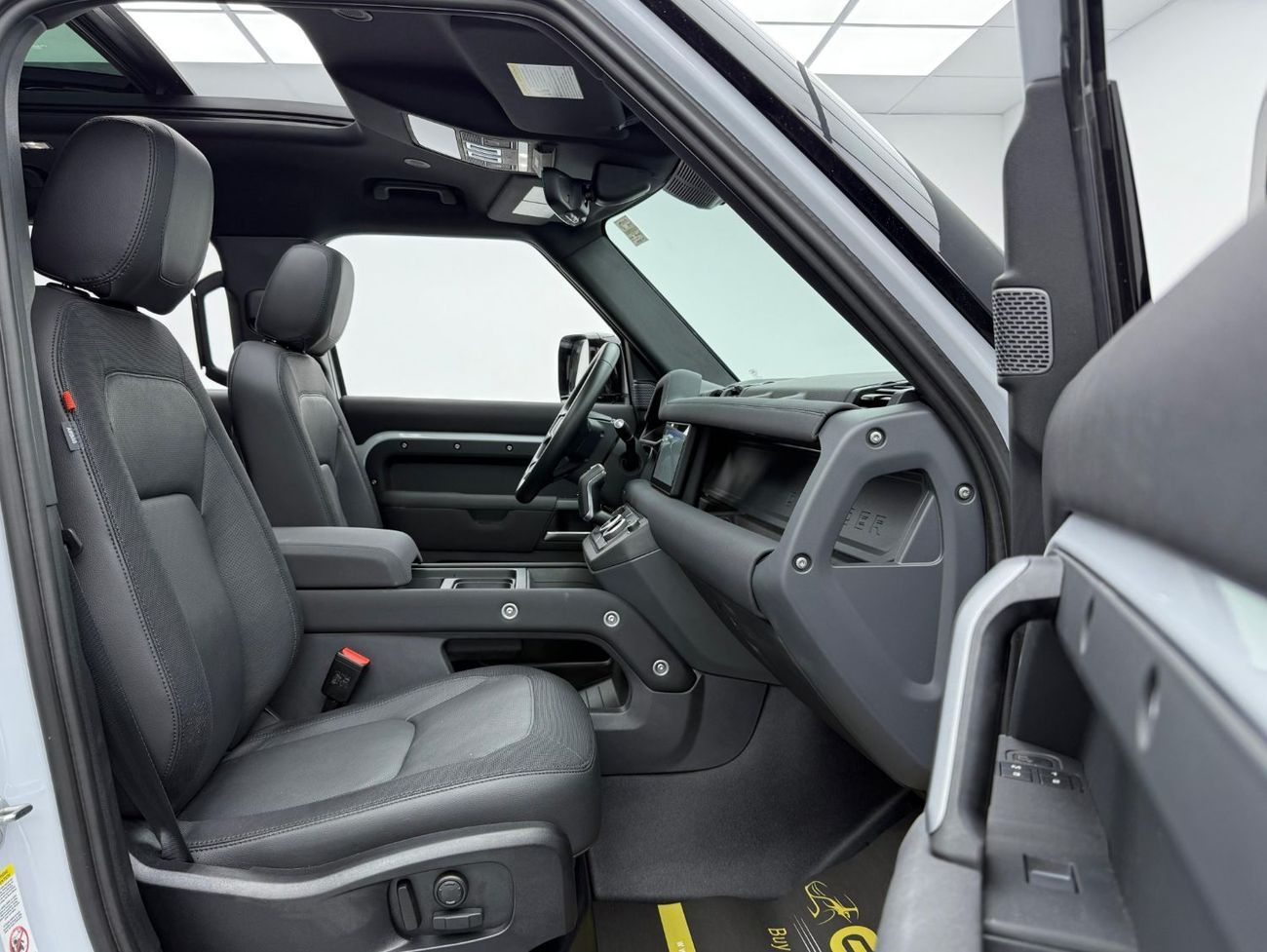 لاند روفر ديفندر P400 110 X-Dynamic SE 3.0L (5 Seater) 2023 Land Rover Defender P400 X-Dynamic SE, Warranty, Full Ser