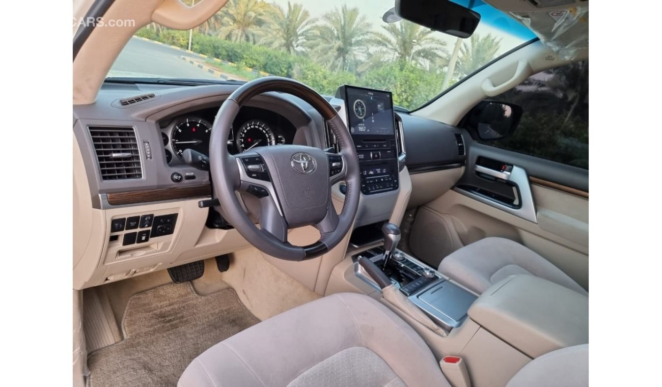 Toyota Land Cruiser Land Cruiser VXR 5.7 Sunroof Velvet Chairs 2019 GCC under warranty