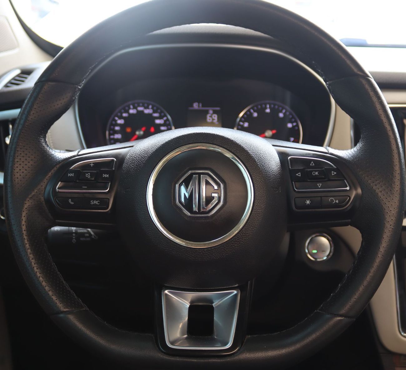 أم جي RX5 سيارة MG RX5 موديل 2020 خليجى بدون حوادث وبحاله ممتازه ممشى 82000 كيلو متر وبمحرك 2000 سي ىسى وسعر 3