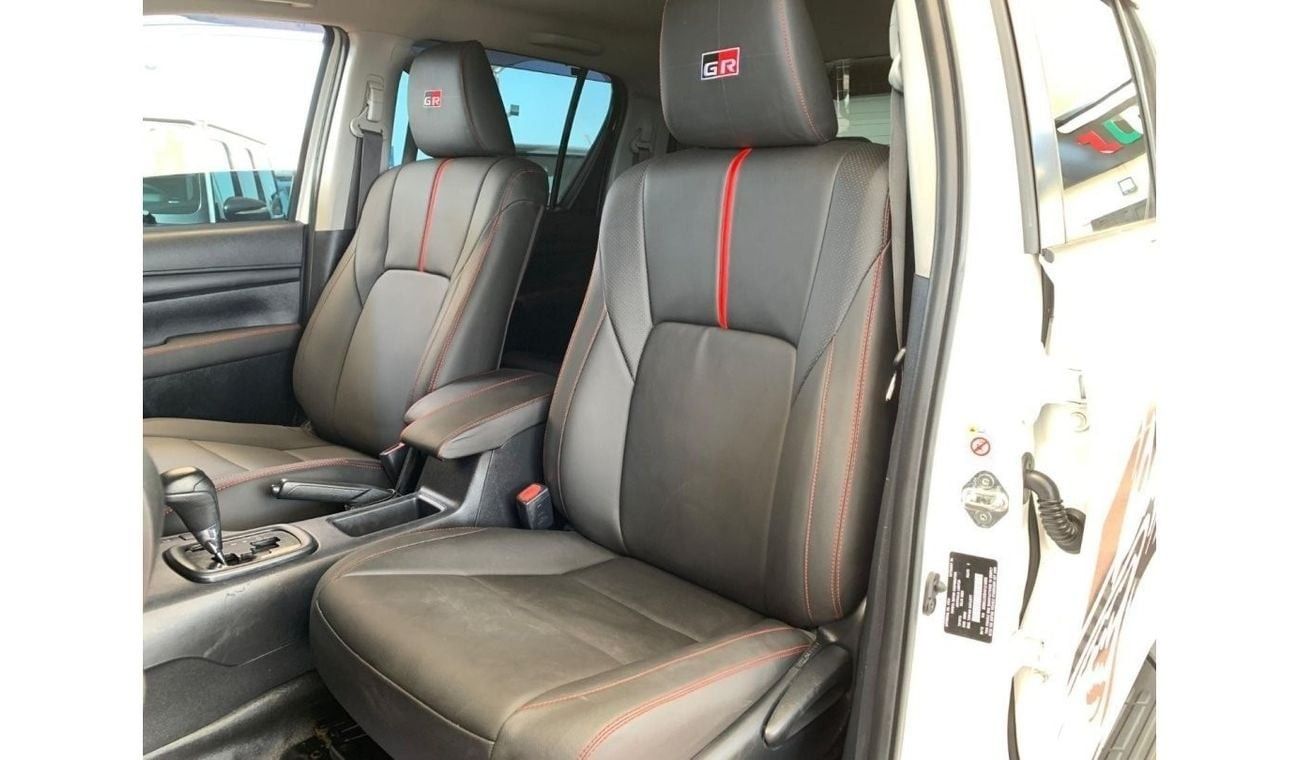 تويوتا هيلوكس SR5