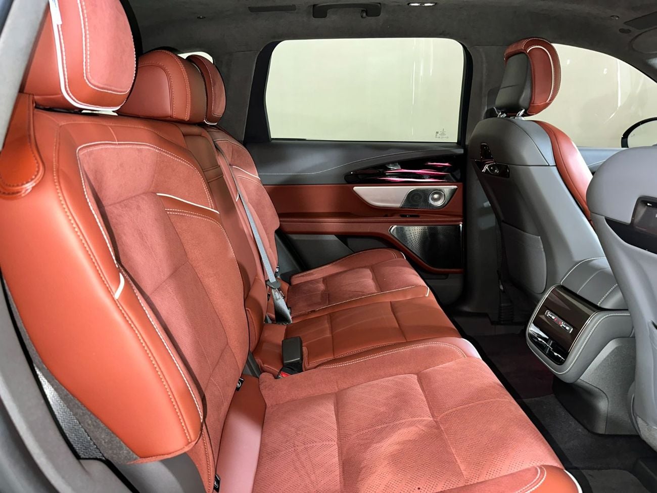 لينكولن ناوتيلوس NAU925H NAUTILUS PRESIDENTIAL 800A AWD 2.0L FHEV AT / FREE Insurance + Registration / AL TAYER MOTOR