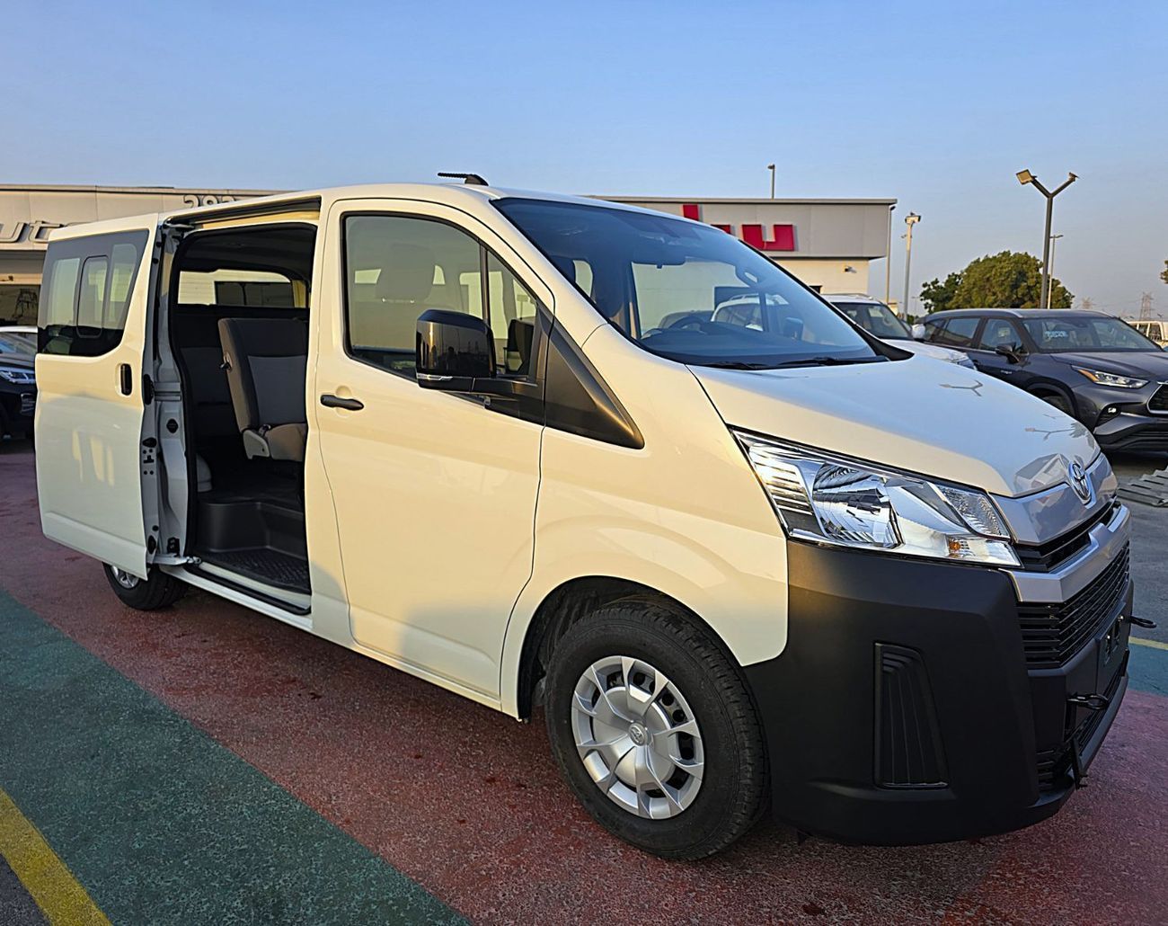 Toyota Hiace Toyota Hiace Std Roof Newshap 2.8l Diesel M/T 15 Seats White Color 2025 Model