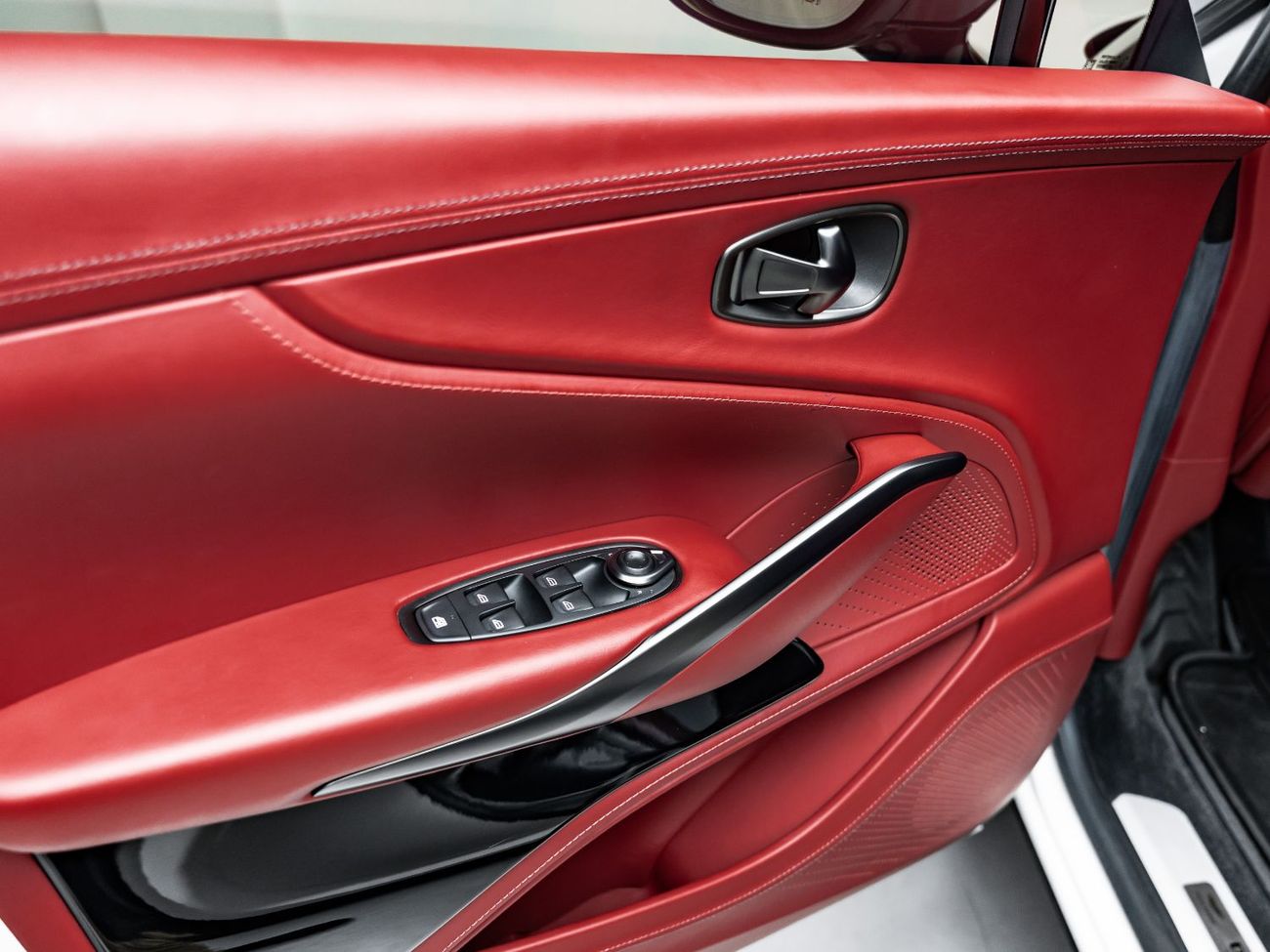 أستون مارتن DBX